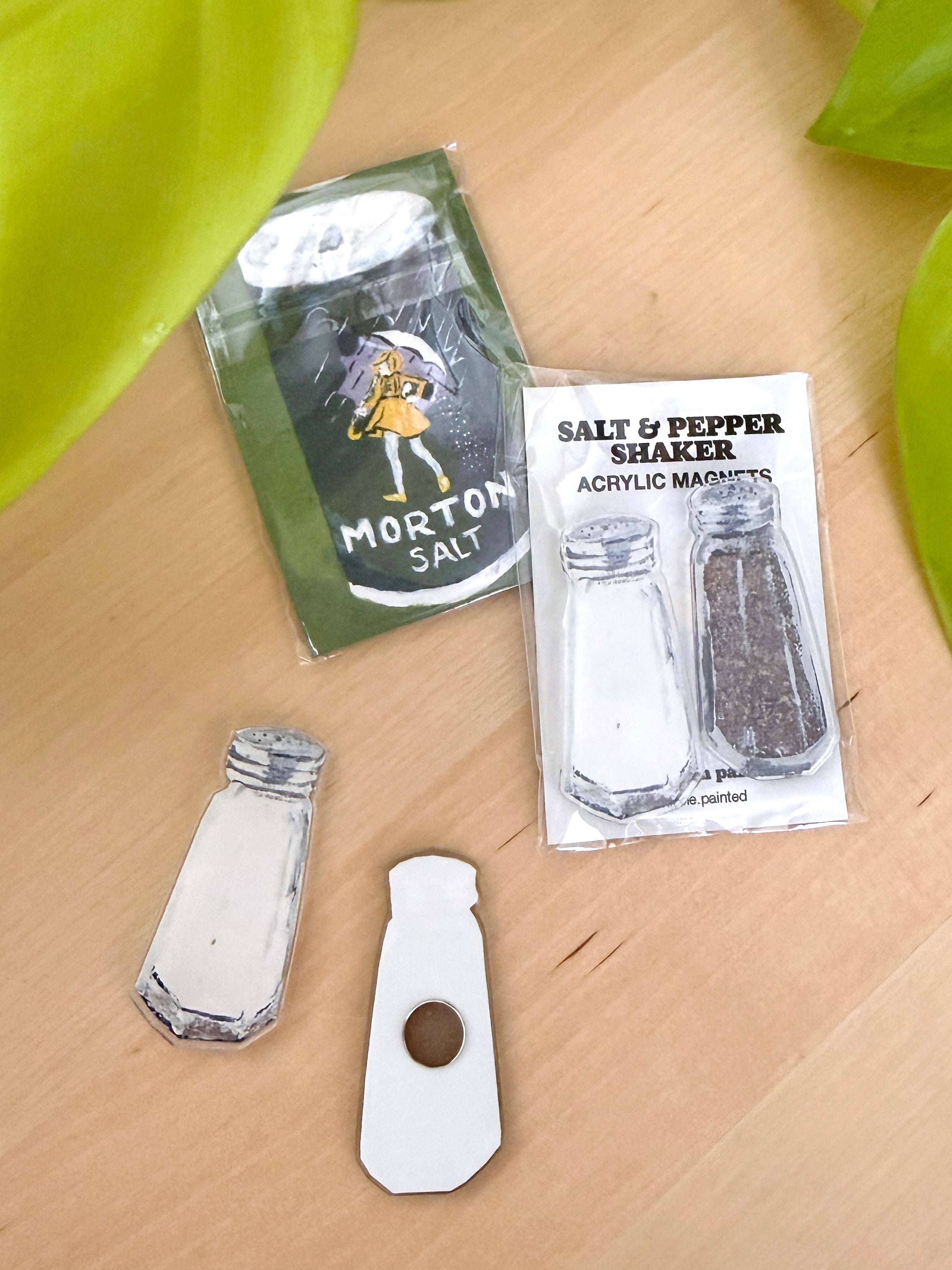 Magnet: Salt and Pepper Shakers